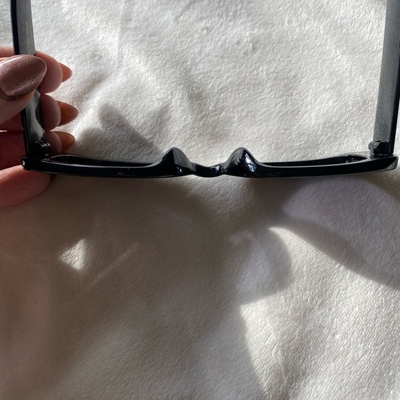 Sleek Black Rectangle Sunglasses – Retro Minimalist Style - Picture 10 of 11